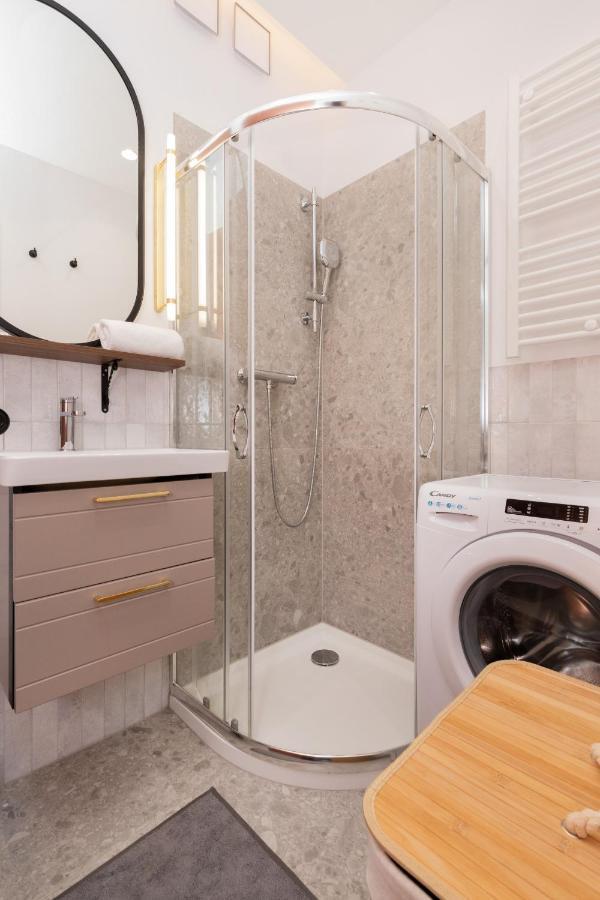 Apartment With Balcony Downtown By Renters Gdynia